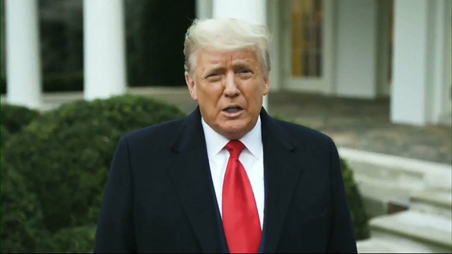 الرئيس الأمريكي دونالد ترامب ييوجه كلمة لمناصريه بعد أعمال العنف والفوضى في مبنى الكابيتول 06.01.21 