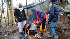 Szabad ég alatt alszanak a leégett menekülttábor helyén