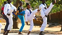 Kicken gegen Zwangsheirat: Taekwondo macht Mädchen in Simbabwe Mut