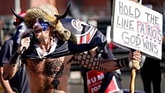 Jake Angeli bei Protest in Phoenix im November 2020