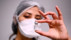Сотрудница больницы в столичном регионе Франции с ампулой вакцины Pfizer/BioNTech