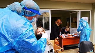 ΕΛΛΑΔΑ - ΤΕΣΤ ΚΟΡΟΝΟΪΟΥ ΣΕ ΕΡΓΑΖΟΜΕΝΟΥΣ ΣΤΑ ΣΧΟΛΕΙΑ 