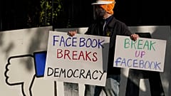 Demonstrant vor Mark Zuckerberg Haus in San Francisco (21.112020)