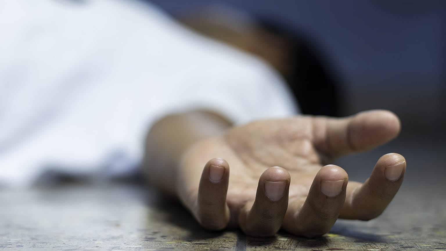 بعد وفاة جارهم.. هنود يحملون جثته إلى المصرف طلبا لمدخراته لتمويل مراسم دفنه
