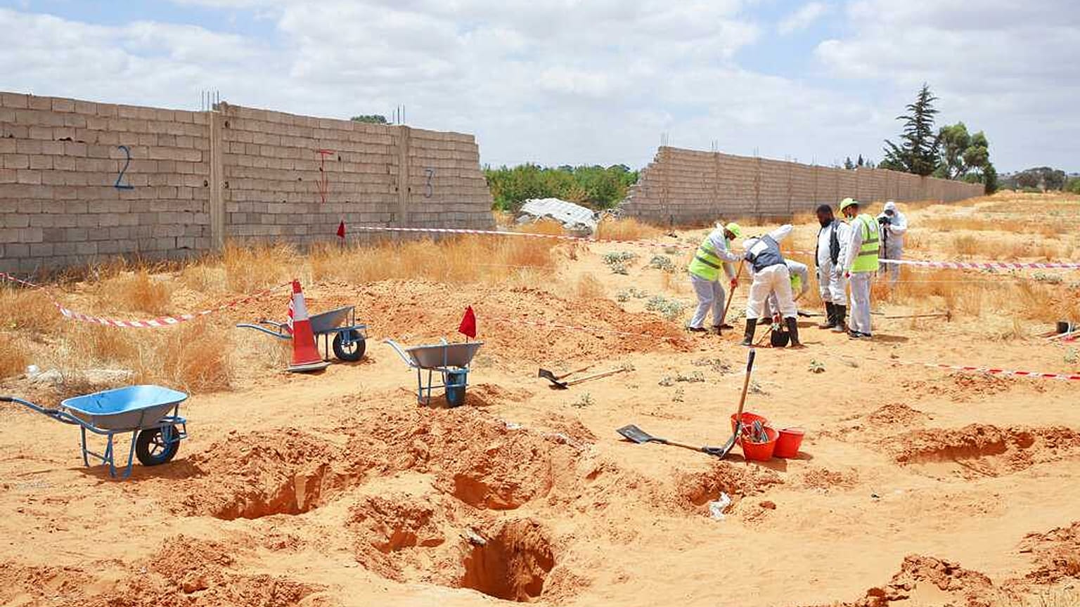Libya'nın Terhune kasabası ve çevresinde en az 27 toplu mezar bulundu