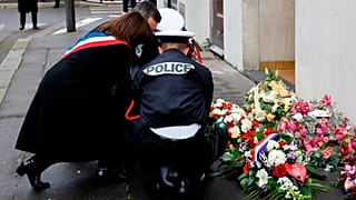 Kranzniederlegung vor dem ehemaligen Redaktionsgeäude