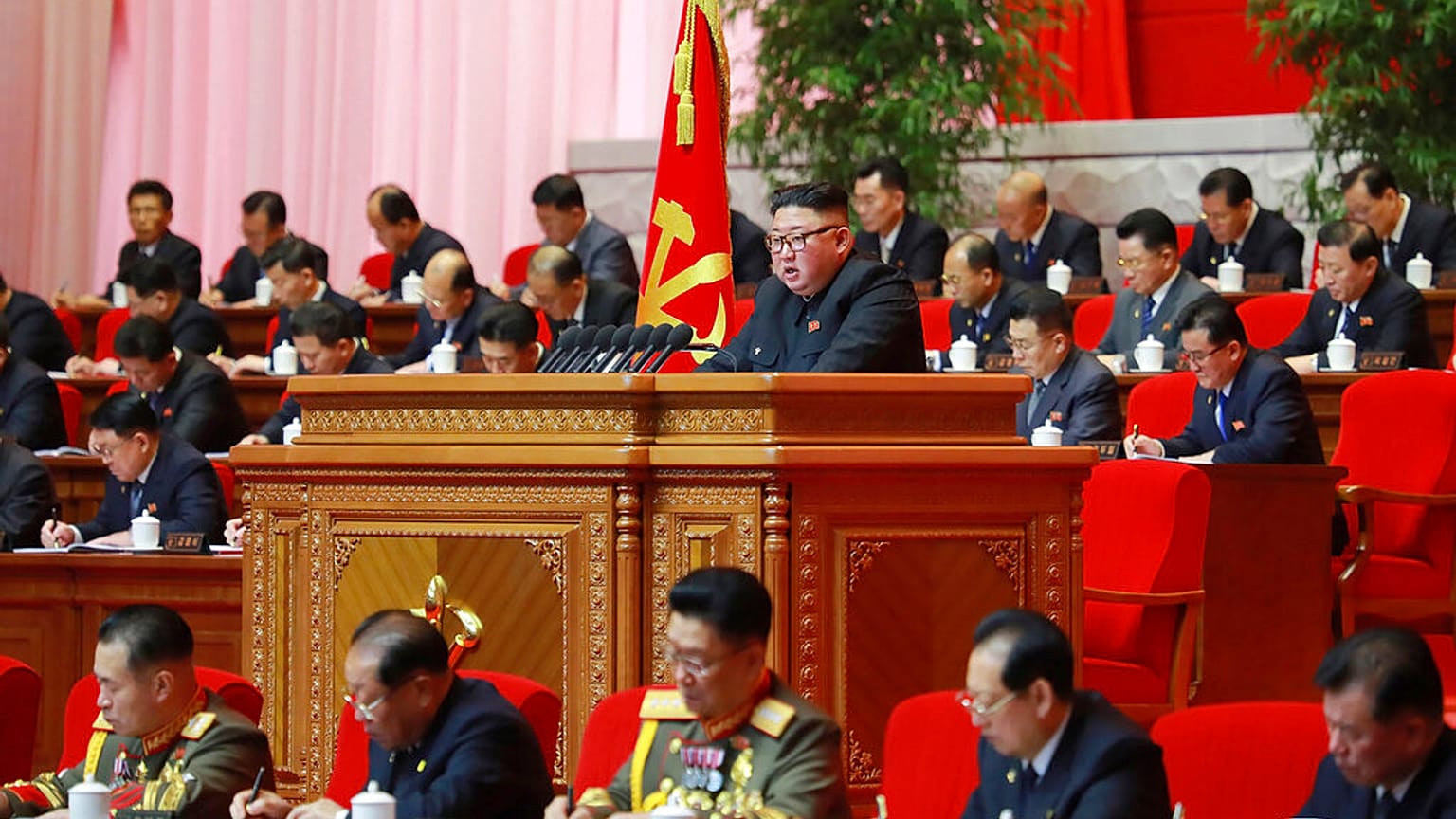 Corea del Nord: Kim fa autocritica. "Piani economici fallimentari, è tempo di aprirci all'esterno"