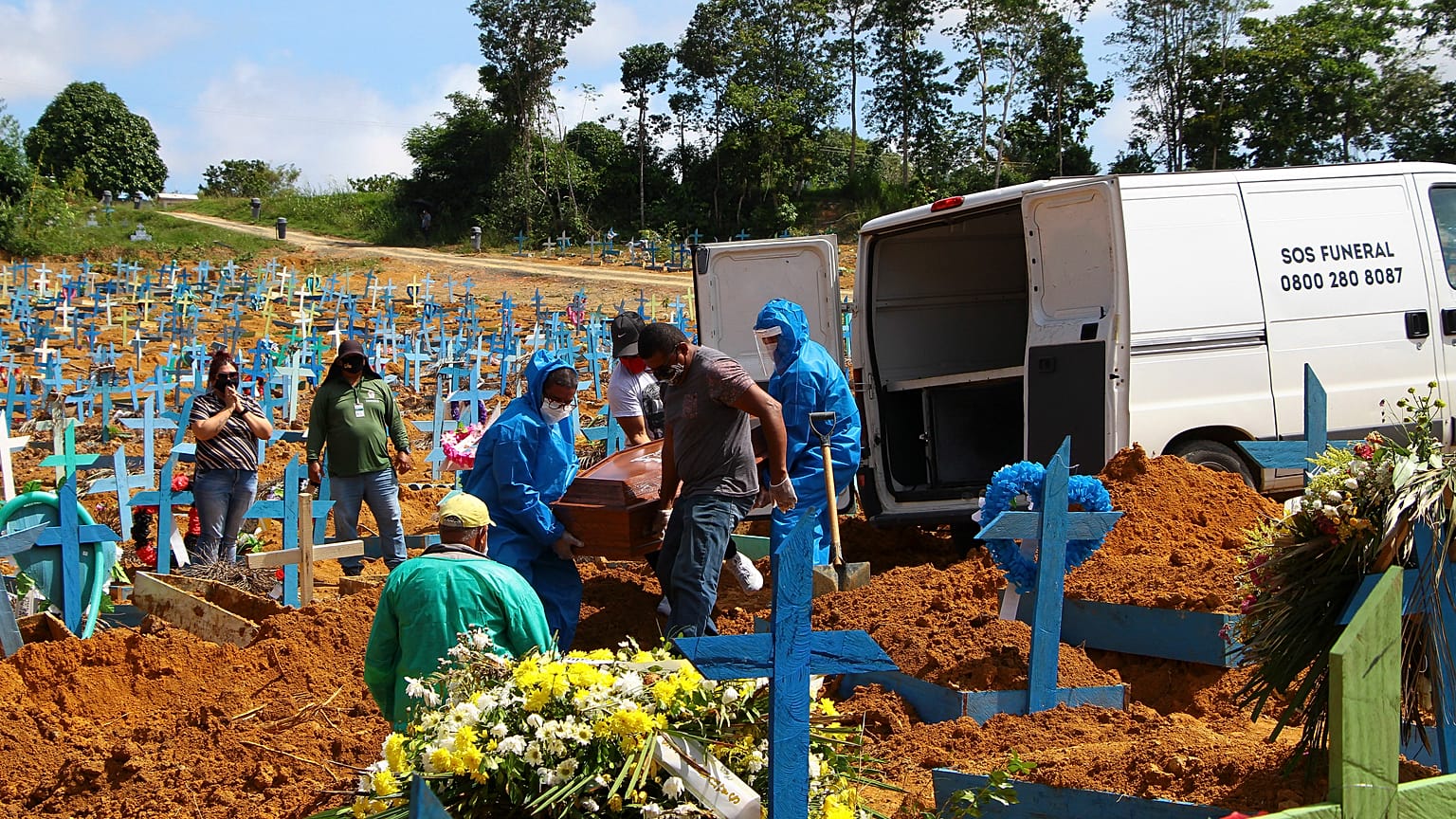 Une victime de plus enterrée au cimetière de Nossa Senhora Aparecida à Manaus - partie amazonienne du Brésil -, le 6 janvier 2021