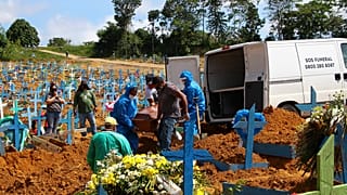 Une victime de plus enterrée au cimetière de Nossa Senhora Aparecida à Manaus - partie amazonienne du Brésil -, le 6 janvier 2021
