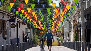 Un ciclista camina por una calle de Bogotá, Colombia