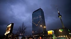 Ablakokból formázott szív egy berlini hotel falán