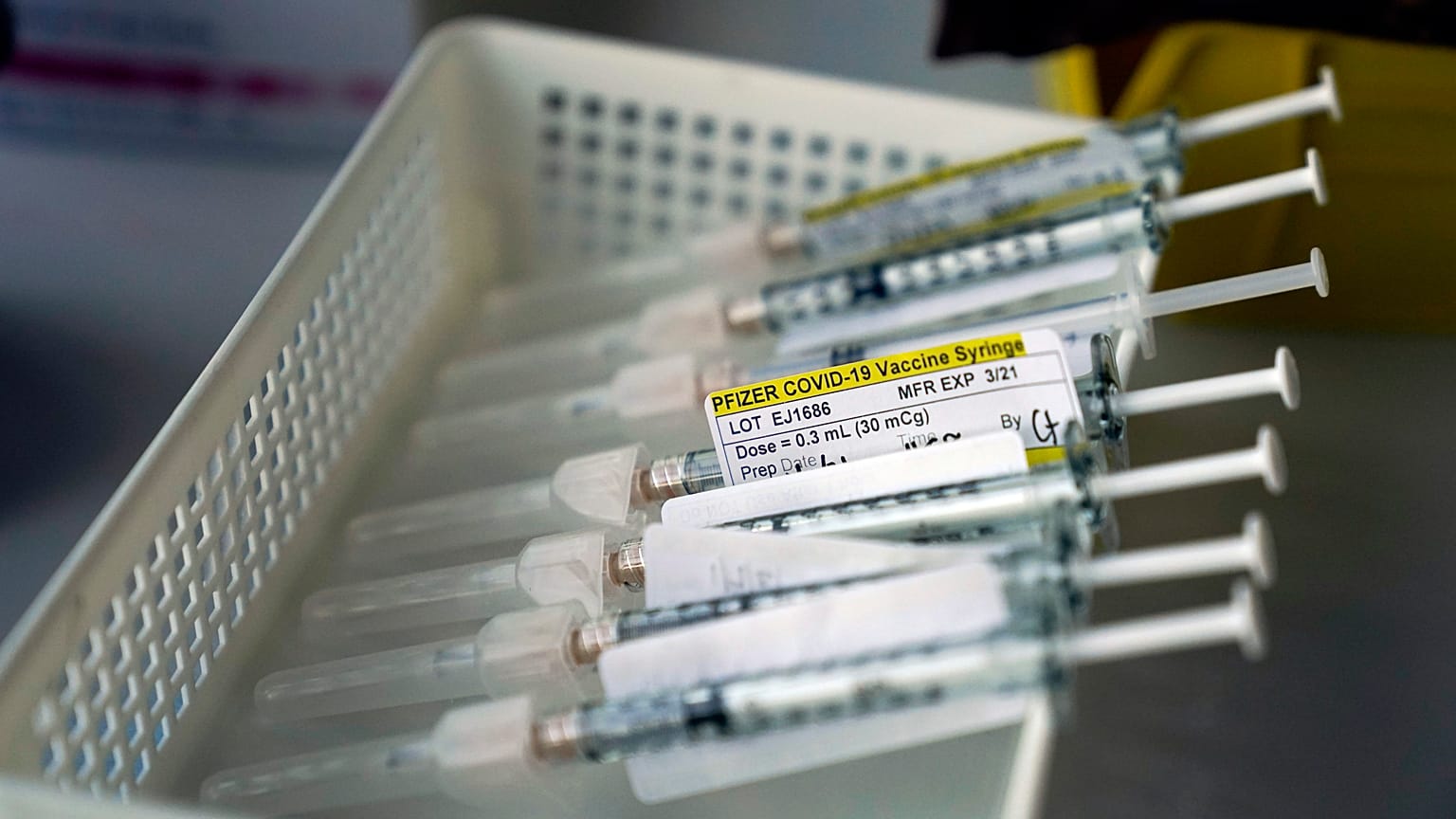 A Pfizer-vakcina injekciós tűkben