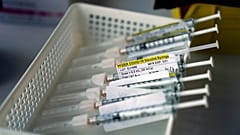 A Pfizer-vakcina injekciós tűkben