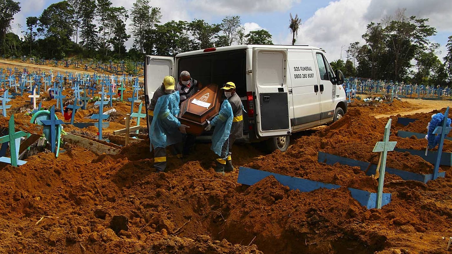 In un cimitero di Manaus, nello stato dell'Amazonas, dove viene interrato il corpo dell'89enne Abilio Ribeiro, una delle 200mila vittime brasiliane della Covid-19