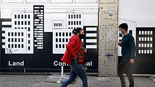 Κύπρος - Κόσμος με προστατευτικές μάσκες στους δρόμους της Λευκωσίας