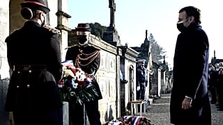 Emmanuel Macron à Jarnac devant le tombeau de François Mitterrand