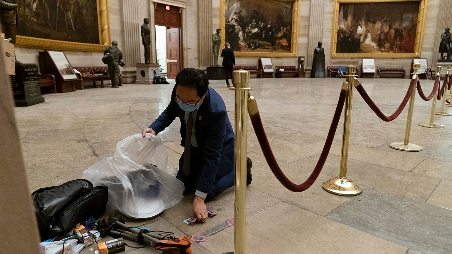 New Jersey temsilcisi Demokrat Andy Kim temizlik çalışmalarına yardım etti