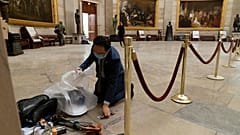 New Jersey temsilcisi Demokrat Andy Kim temizlik çalışmalarına yardım etti
