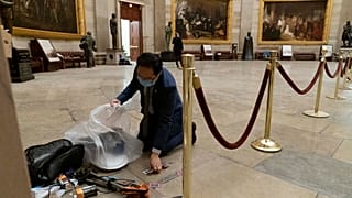 New Jersey temsilcisi Demokrat Andy Kim temizlik çalışmalarına yardım etti