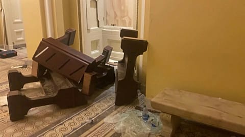 داخل مقر الكونغرس الأمريكي بعد يوم على اقتحامه من قبل مؤيدي ترامب