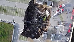 Víznyelő nyílt egy nápolyi kórház parkolójában 