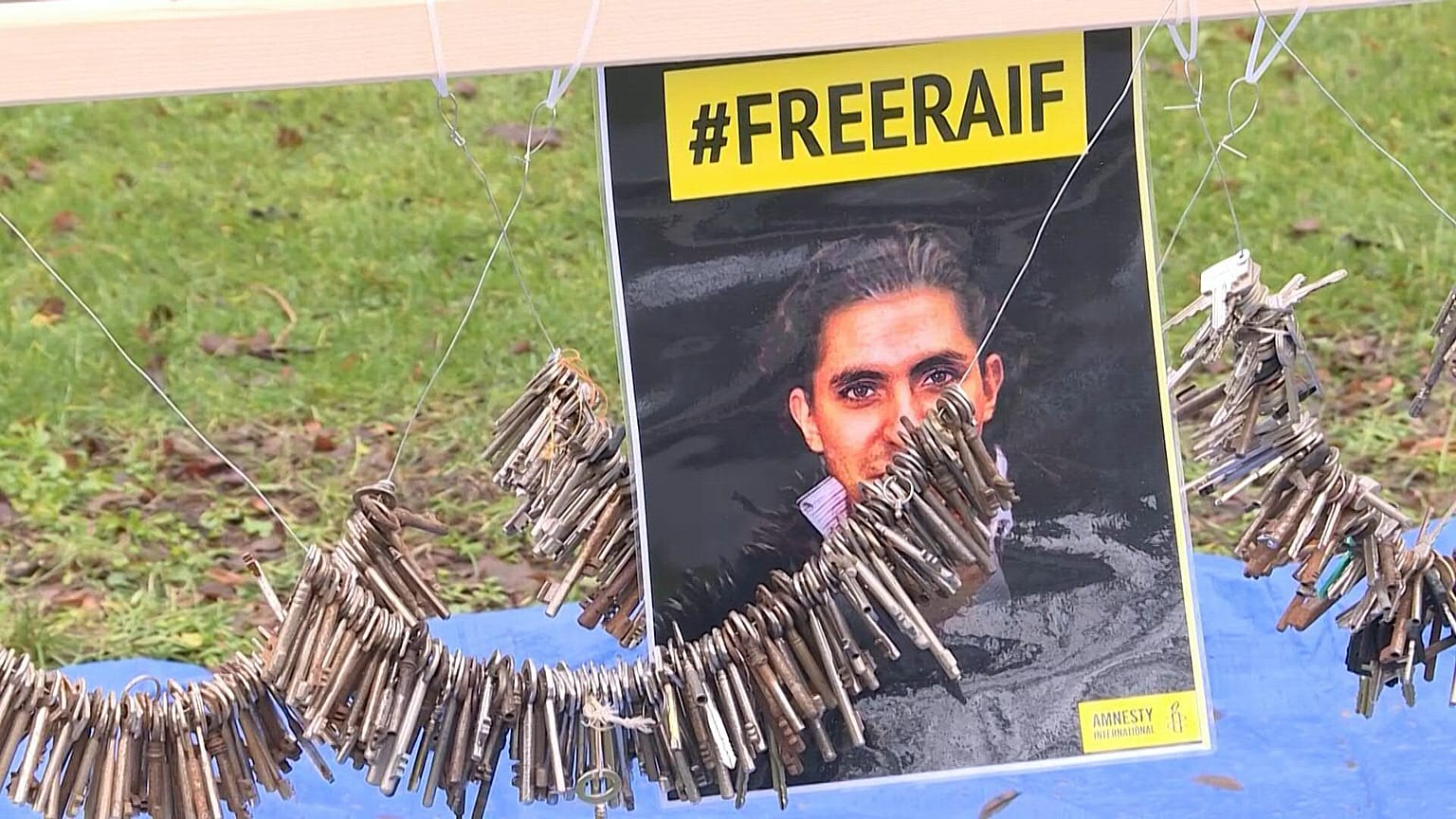شاهد: من أمام سفارة السعودية في بروكسل..عشرات النشطاء يطالبون بالإفراج عن المدون رائف بدوي 