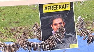 شاهد: من أمام سفارة السعودية في بروكسل..عشرات النشطاء يطالبون بالإفراج عن المدون رائف بدوي