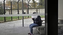 فرنسية تدخن سيجارة إلكترونية في مستشفى روفراي للأمراض النفسية في روان غرب فرنسا.