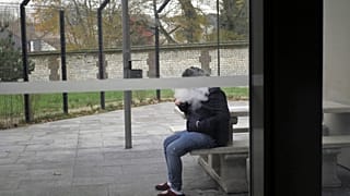 فرنسية تدخن سيجارة إلكترونية في مستشفى روفراي للأمراض النفسية في روان غرب فرنسا.