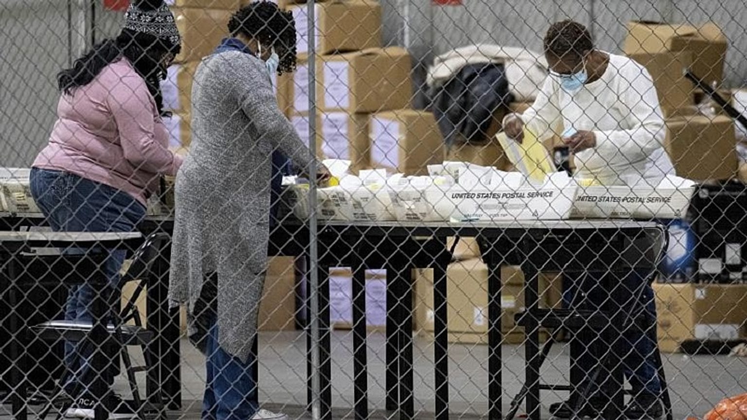 Le operazioni di spoglio in un seggio di Atlanta, Georgia, martedì 5 gennaio 2021