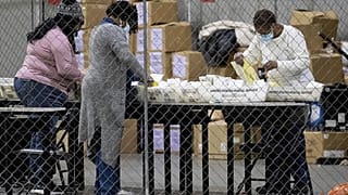 Le operazioni di spoglio in un seggio di Atlanta, Georgia, martedì 5 gennaio 2021
