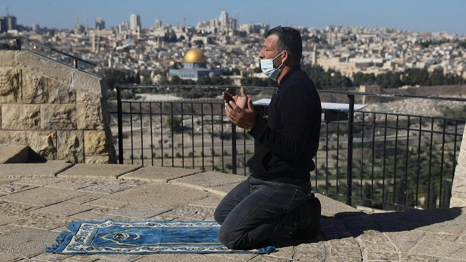 المصلون المسلمون يصلون خارج الأقصى وسط إغلاق مشدد