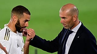 مدرب ريال مدريد الفرنسي زين الدين زيدان مع مهاجم ريال مدريد الفرنسي كريم بنزيمة