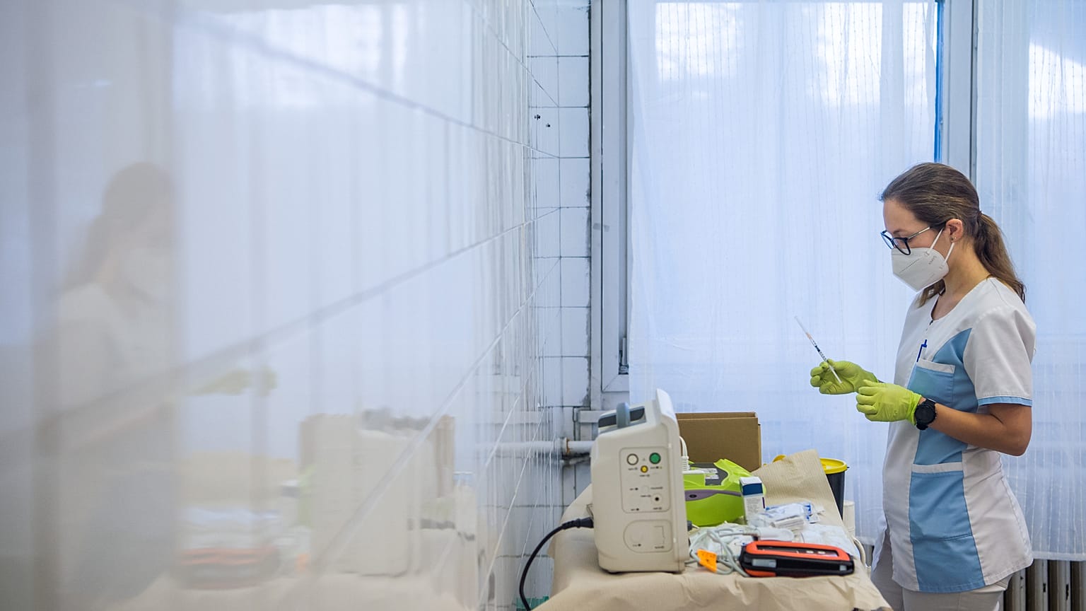 Oltásra készíti elő egy ápoló a Pfizer-BioNTech koronavírus elleni vakcináját a fővárosi Szent János Kórház Kútvölgyi tömbjében 2021. január 5-én.