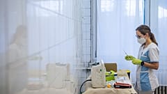 Oltásra készíti elő egy ápoló a Pfizer-BioNTech koronavírus elleni vakcináját a fővárosi Szent János Kórház Kútvölgyi tömbjében 2021. január 5-én.