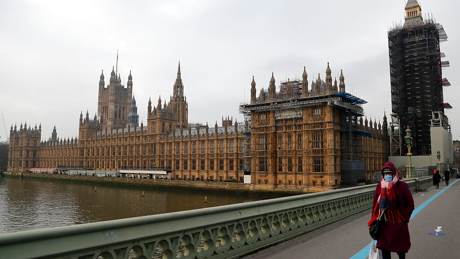Londra'nın şehir merkezi... Ünlü Thames Nehri, Londra Saat Kulesi ve Westminster Parlamento binası.