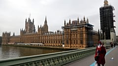 Londra'nın şehir merkezi... Ünlü Thames Nehri, Londra Saat Kulesi ve Westminster Parlamento binası.
