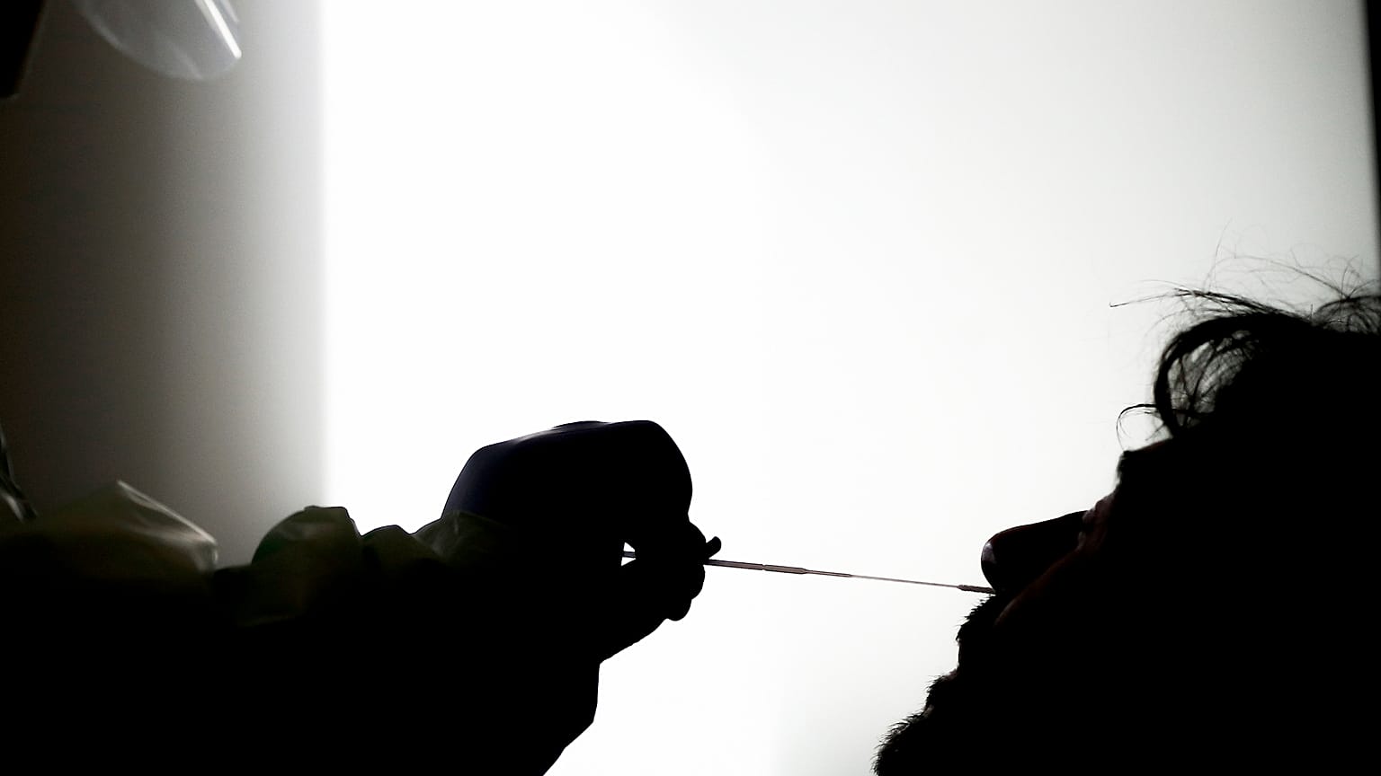 Personale sanitario a Roma viene tamponato nell'ottobre scorso, quando l'Italia ha raggiunto il picco dei test molecolari effettuati