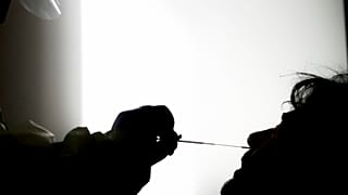 Personale sanitario a Roma viene tamponato nell'ottobre scorso, quando l'Italia ha raggiunto il picco dei test molecolari effettuati