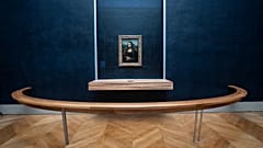 Le célèbre tableau "La Joconde", que des millions de visiteurs viennent d'ordinaire photographier, dans le musée parisien du Louvre, le 08/01/2021