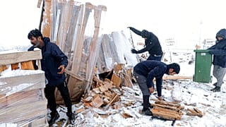 Migrantes en el campo de Lipa, en las afueras de Bihac (Bosnia Herzegovina).