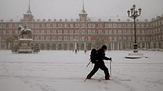Un esquiador en plena Plaza Mayor de Madrid