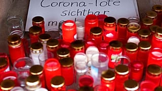 Erinnern an die Corona-Toten in Berlin am Arnswalder Platz (Prenzlauer Berg)