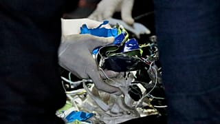 Autoridades indonésias procuram destroços do avião desaparecido