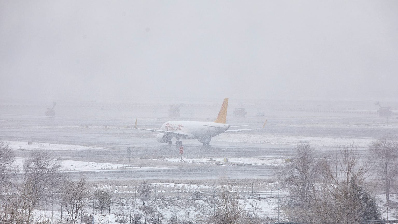 Un avión con pasajeros en el aeropuerto de Madrid