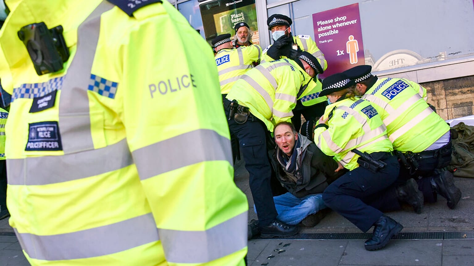 Polizei bei Protesten gegen Corona-Regeln in London