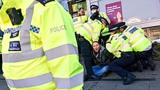 Polizei bei Protesten gegen Corona-Regeln in London