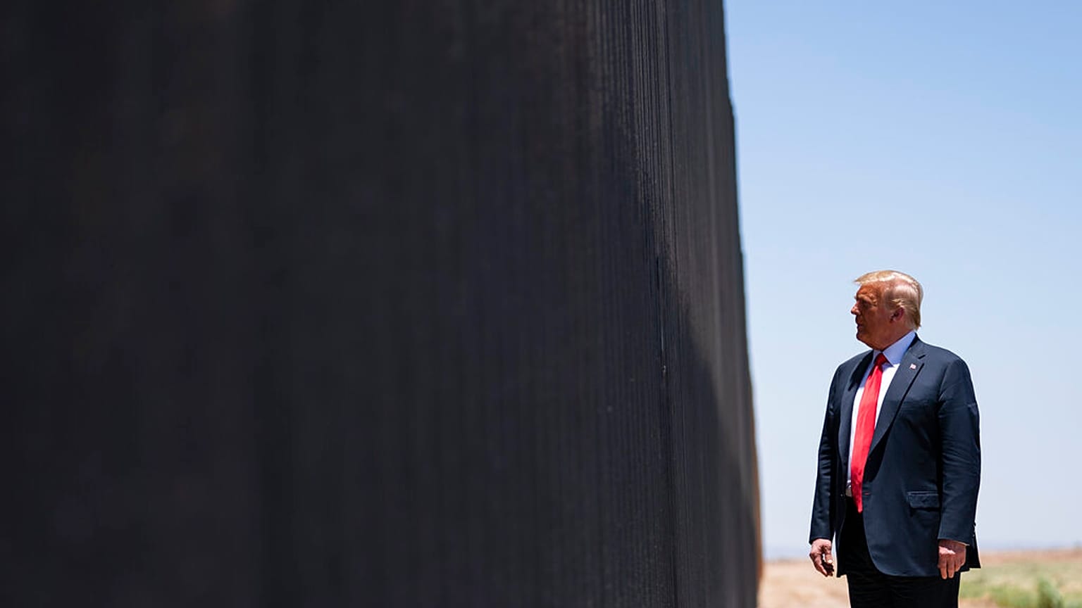 Donald Trump a határfalnál