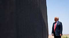 Donald Trump a határfalnál