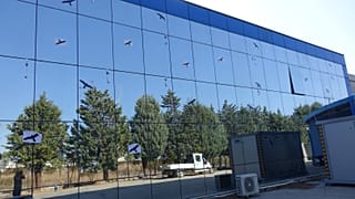 Πρόσοψη κτιρίου για την προστασία των πουλιών